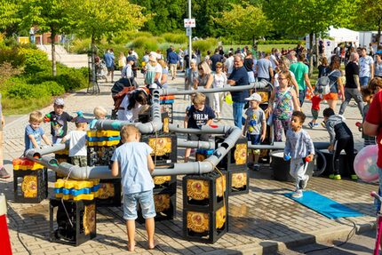 Spielbus Ferdi mit Spielgeräten